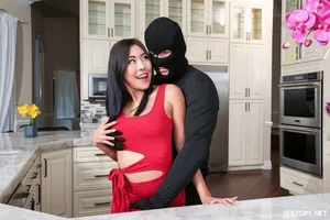Ông xã yếu, Cô vợ tìm đến nhân tình củ