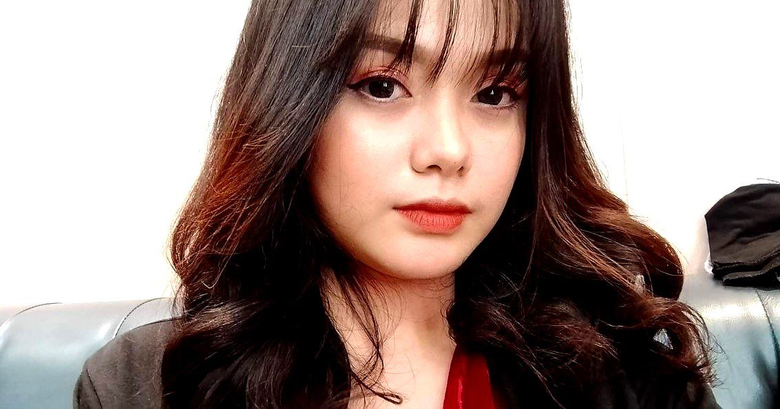 Một cô gái trẻ đẹp ở tiệm làm đẹp đến lấy tinh trùng
